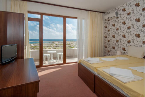 LAST MINUTE в ПРИМОРСКО, хотел Перла Плая: Нощувка на база All Inclusive за 59 лв. на Човек + БАСЕЙН + Чадър и ШЕЗЛОНГ
