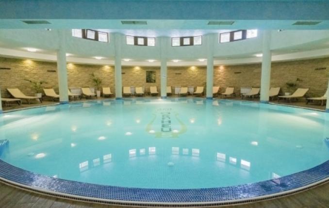 Коледа в хотел Орфей 4*, Пампорово! Пакет от 3 нощувки със Закуски и Вечери, вкл. Празнична Коледна трапеза и Богата Програма + Басейн, СПА и Анимация за 264 лв.