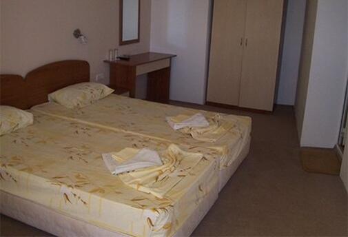 ХИТ ОФЕРТА! СОЗОПОЛ, HOTEL VIAMAR BEACH, на първа линия: Нощувка на цени от 20 лв. на ЧОВЕК