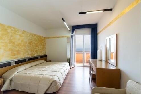 Мечтана Италия за 909 лв.! РИМИНИ, PARK HOTEL 4*: ЧАРТЪРЕН полет + 7 нощувки, закуски и вечери с напитки + Обиколка на Римини + Полудневна екскурзия на Лорето и Анкона