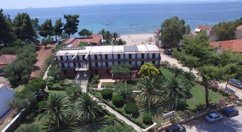 ЛЯТО 2020 на Халкидики! Хотел PORTO MATINA 3*: нощувка със Закуска и ВЕЧЕРЯ в студио за 111 лв. за ДВАМА + Дете до 5.99 г БЕЗПЛАТНО!