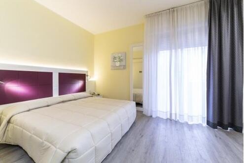 Мечтана Италия за 909 лв.! РИМИНИ, PARK HOTEL 4*: ЧАРТЪРЕН полет + 7 нощувки, закуски и вечери с напитки + Обиколка на Римини + Полудневна екскурзия на Лорето и Анкона