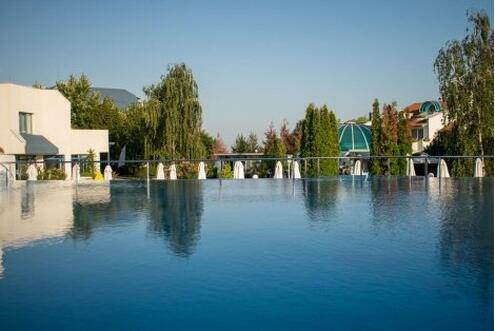 НА МОРЕ в Свети ВЛАС, хотел Синева Парк на брега 4: Нощувка на база All Inclusive за 47 лв. на Човек + БАСЕЙН