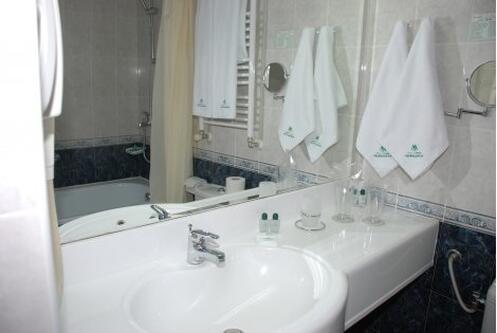 Нова година в ПАМПОРОВО, Grand Hotel Murgavets 4*: 3 нощувки със закуски + Новогодишна Празнична Вечеря и Брънч на 01.01 за 430 лв. на ЧОВЕК + БАСЕЙН и СПА + Деца до 6 год. БЕЗПЛАТНО