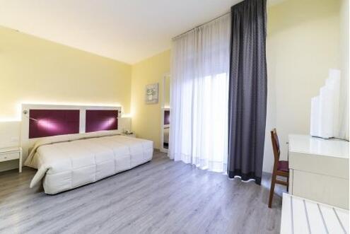 Мечтана Италия за 909 лв.! РИМИНИ, PARK HOTEL 4*: ЧАРТЪРЕН полет + 7 нощувки, закуски и вечери с напитки + Обиколка на Римини + Полудневна екскурзия на Лорето и Анкона