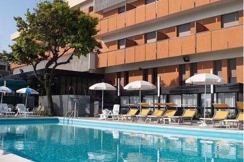 Мечтана Италия за 909 лв.! РИМИНИ, PARK HOTEL 4*: ЧАРТЪРЕН полет + 7 нощувки, закуски и вечери с напитки + Обиколка на Римини + Полудневна екскурзия на Лорето и Анкона