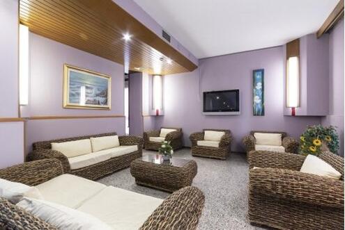 Мечтана Италия за 909 лв.! РИМИНИ, PARK HOTEL 4*: ЧАРТЪРЕН полет + 7 нощувки, закуски и вечери с напитки + Обиколка на Римини + Полудневна екскурзия на Лорето и Анкона