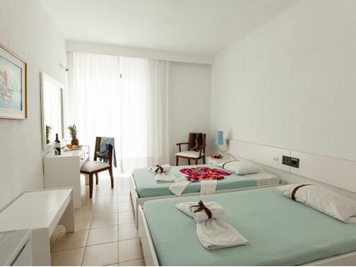 ГЪРЦИЯ 2020, Халкидики, BOMO Kassandra Mare Hotel 4* на брега на морето: нощувка със Закуска и Вечеря в двойна Стандартна стая - 125 лв. За Двама + Дете до 11.99 год. + Безплатни чадъри и шезлонги на плажа!