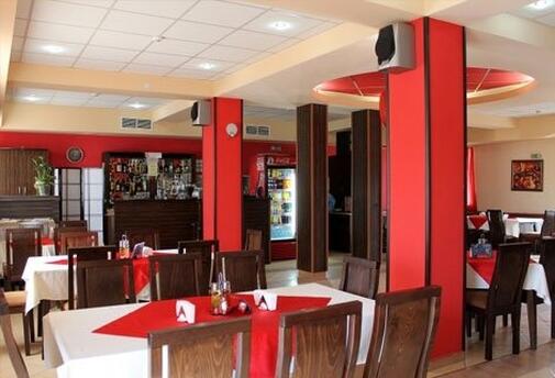 Нова година в Дипломат Парк 3*: 2 Нощувки + 2 Закуски + 2 Вечери, вкл.Празнична с богата програма за 199 лв на ЧОВЕК + Спа-пакет и много изненади