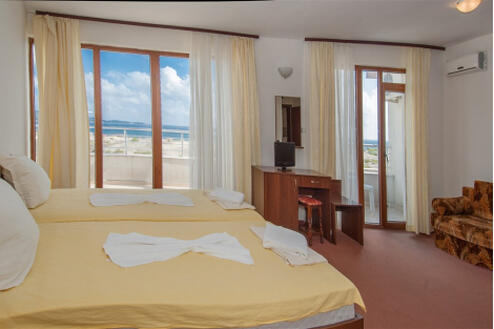 LAST MINUTE в ПРИМОРСКО, хотел Перла Плая: Нощувка на база All Inclusive за 59 лв. на Човек + БАСЕЙН + Чадър и ШЕЗЛОНГ