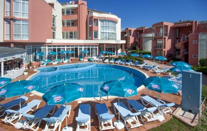 Цяло лято в Царево, Арапя дел Сол: Нощувка на база All Inclusive в Двойна стая (Вила) на цени от 40 лв. на Човек + Басейн