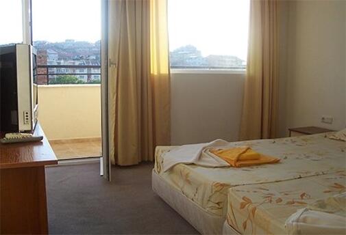 ХИТ ОФЕРТА! СОЗОПОЛ, HOTEL VIAMAR BEACH, на първа линия: Нощувка на цени от 20 лв. на ЧОВЕК