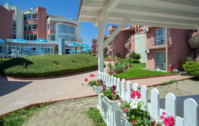 Цяло лято в Царево, Арапя дел Сол: Нощувка на база All Inclusive в Двойна стая (Вила) на цени от 40 лв. на Човек + Басейн